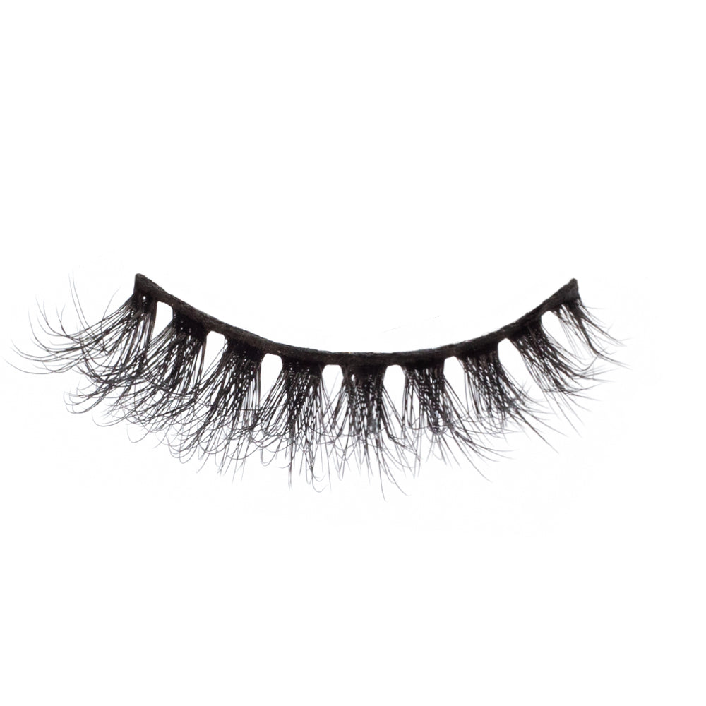 Honey Bunny lashes from the Halo Collection, featuring a soft D Curl and natural look for a captivating finish.